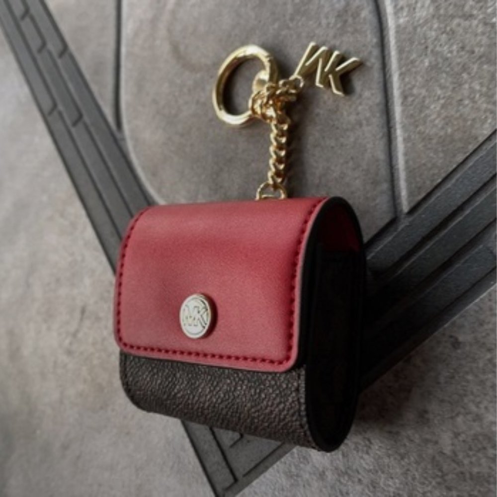 Michael Kors Jet Set Travel AirPod Case - Picture 5 of 16